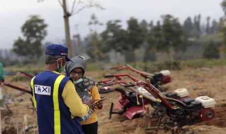 Program bantuan alat dan mesin pertanian (Alsintan) yang disalurkan oleh Kementerian Pertanian (Kementan) terbukti bermanfaat bagi petani. Seperti yang dirasakan anggota gabungan kelompok tani (Gapoktan) Surangganti, Desa Gladag, Kecamatan, Rogojampi, Kabupaten Banyuwangi Heru Rusiyanto yang mengaku produksi padinya semakin meningkat.