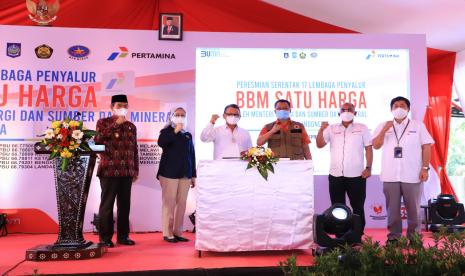 Program BBM Satu Harga yang dimulai pada tahun 2017 lalu, kini telah tersedia di 297 titik yang tersebar di seluruh wilayah Indonesia, 287 titik di antaranya dikelola oleh Pertamina. Terbaru, Menteri Energi dan Sumber Daya Mineral, Arifin Tasrif, didampingi Kepala Badan Pengatur Hilir (BPH) Migas, Erika Retnowati, Direktur Logistik & Infrastruktur PT Pertamina (Persero), Mulyono, serta Direktur Utama Pertamina Patra Niaga, Sub Holding Commercial & Trading PT Pertamina (Persero), Alfian Nasution, meresmikan secara serentak 17 titik BBM satu harga yang dipusatkan di SPBU 56.83515, Desa Aik Bukaq, Kecamatan Batukliang Utara, Lombok Tengah, NTB pada Kamis (16/9).