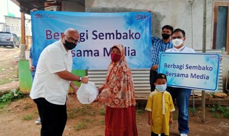 Program BRI Peduli menggandeng rekan-rekan jurnalis untuk turut memberikan bantuan berbagi paket sembako ke anak yatim dan lansia.