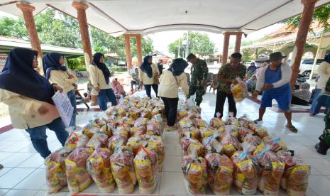 Program CSR Pertamina RU VI Balongan membagikan 1.000 sembako untuk warga miskin sekitar kilang (ilustrasi).