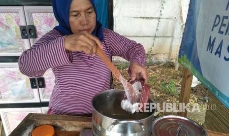 Program CSR PT Pembangunan Jaya Ancol, Sekolah Rakyat Ancol dan pelatihan membuat sabun PKK Kelurahan Ancol. Beberapa ibu rumah tangga juga mengadakan latihan membuat bubur sehat balita. Jumat (3/11). 