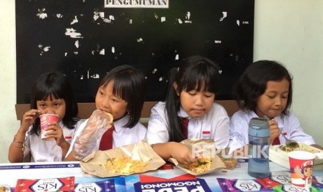  Program Warung Anak Sehat (WAS) menyajikan jajanan yang bernutrisi dan bebas dari 3P (Pemanis buatan, Pewarna, Pengawet) di kantin sekolah.