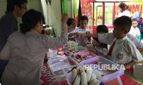 Satu upaya Pemkot Bandung untuk menanggulangi lonjakan kasus diabetes anak adalah melalui kantin sehat dan pengaturan pola makan anak.