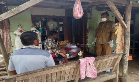 Program Dokter Masuk Rumah (Dokmaru) telah memberikan layanan kepada ribuan warga yang sakit di Kabupaten Indramayu. 