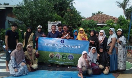 Program Dosen Mengabdi IPB University melatih warga Kampung Belentuk, Bogor, membuat pupuk organik dari limbah rumah tangga.