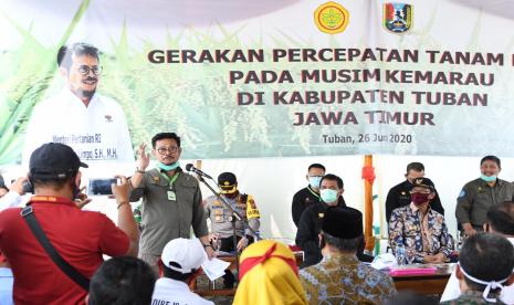 Program Gerakan Percepatan Tanam telah dilalukan di berbagai daerah, kali ini, Jumat (26/6), Mentan Syahrul bersama Bupati Tuban dan jajaran TNI dan stakeholder lainnya melakukan percepatan tanan di Kabupaten Tuban, salah satu sentra produksi di Jawa Timur.