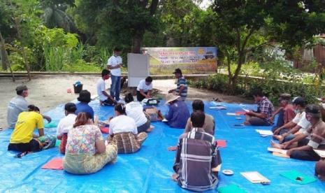 Program Integrated Participatory Development and Management of Irrigation Project (IPDMIP) menggelar Sekolah Lapang (SL) Pertemuan I tentang Pengelolaan Kesuburan Tanah dengan Perangkat Uji Tanah Sawah (PUTS) dan perangkat uji pupuk (PUP) di Kabupaten Simalungun. Para peserta adalah petani dari Poktan Sejati Nagori, desa Jawa Tengah II, Kecamatan Hatonduhan, Kabupaten Simalungun, Provinsi Sumatra Utara.