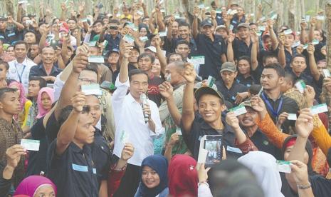 Program JKN-KIS Presiden Joko Widodo. Kontribusi nyata Program Jaminan Kesehatan Nasional-Kartu Indonesia (JKN-KIS) juga terlihat dari beberapa indikator. Berdasarkan riset dari Lembaga Penyelidikan Ekonomi dan Masyarakat Fakultas Ekonomi dan Bisnis Universitas Indonesia (LPEM FEB UI), program JKN-KIS semakin banyak mencegah orang jatuh miskin dari tahun ke tahun.