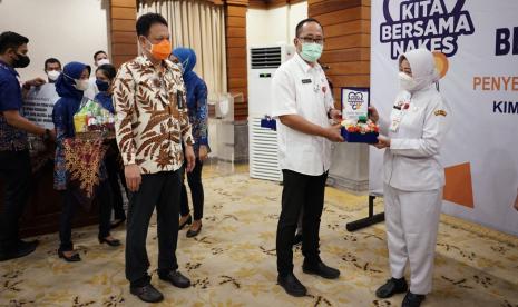 Program Kita Bersama Nakes berjalan sejak 1 Juli 2021 sebagai respons atas lonjakan pasien terkonfirmasi Covid-19. Kimia Farma sebagai bagian dari Holding BUMN Farmasi, berinisiatif membuat program ini sebagai bentuk dukungan kepada tenaga kesehatan yang telah berjuang di garda terdepan dalam mengatasi pandemi