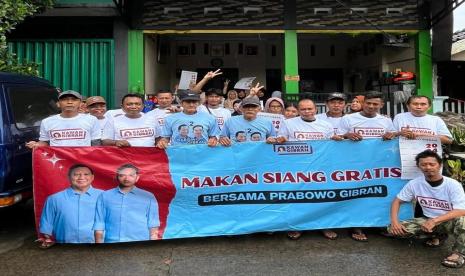 Program makan siang gratis menggandeng UMKM kembali dilaksanakan relawan Kawan Gibran. Kali ini, digelar di daerah Mangun Jaya, Tambun Selatan, Kabupaten Bekasi, Sabtu (27/1/2024).