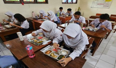 Program makanan bergizi gratis mulai dilaksanakan di 14 sekolah tingkat dasar, menengah hingga atas di Kota Bandung, Senin (6/1/2025).