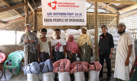  Program Manager IHA, Surya Rahman, menyerahkan bantuan secara simbolik.