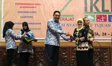 Program Manajemen Sampah Zero (Masaro) yang dilaksanakan oleh PT Polytama Propindo mengantarkan Bupati Indramayu Hj Anna Sophanah meraih penghargaan sebagai pembina Program Kampung Iklim (ProKlim) 2018 dari Kementrian Lingkungan Hidup dan Kehutanan (LHK). 