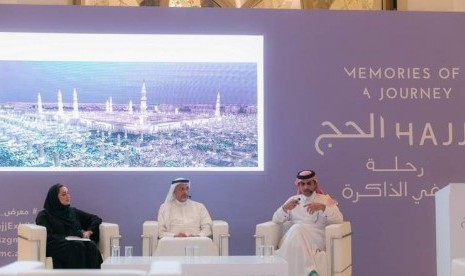 Program Manajer di Guggenheim Abu Dhabi Maisa al Qassimi bersama seniman Mohammad Kazem dan Abdulnasser Gharem.