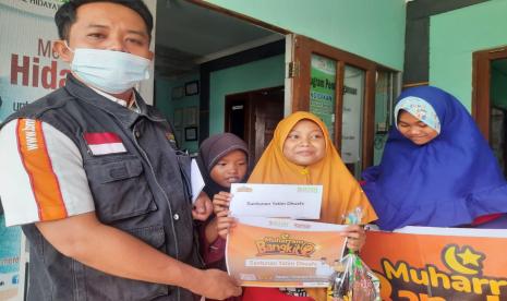 Program Muharram Bangkit BMH  tahun 1443 H menyantuni anak yatim dan dhuafa di dua panti asuhan di Pontianak Kota dan Kubu Raya, Kalbar, Senin (16/8).