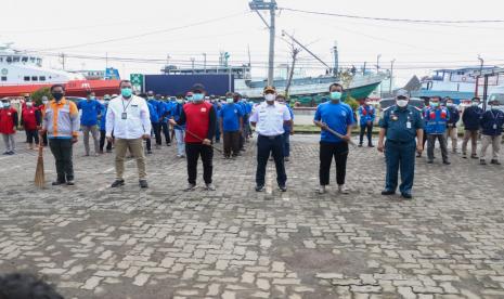 Program padat karya yang digelar KSOP Tanjung Emas dan Distrik Navigasi Kelas II Semarang memberdayakan ratusan masyarakat setempat.