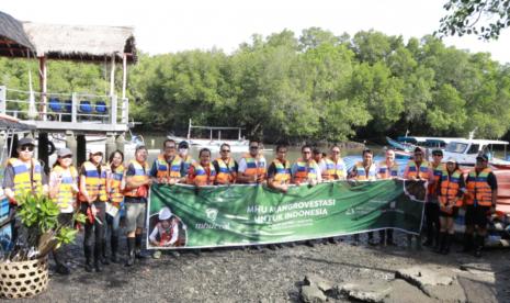 Program pelestarian mangrove di Pantai Mertasari Sanur, Kota Denpasar, Provinsi Bali pada Kamis (30/6/2022).