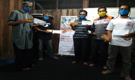 Program pinjaman bergulir Rumah Zakat memberikan bantuan pinjaman dana bergulir kepada empat orang penerima manfaat yang juga anggota pra Koperasi Mitra Sejahtera binaan Rumah Zakat. 