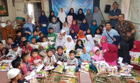 Program Ramadhan IKA Fikom Unisba Berbagi Anak-Anak Yatim dan Tidak Mampu di Bandung.