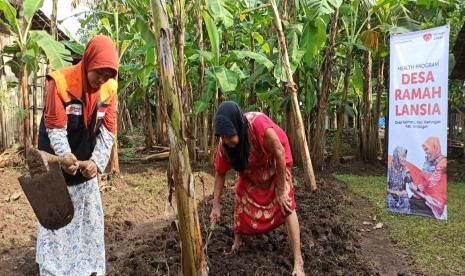 Program Ramah Lansia dari Rumah Zakat tidak hanya berfokus terhadap pemeriksaan kesehatan bagi lansia. Lebih dari itu, beberapa kegiatan lain pun turut dilaksanakan salah satunya penyaluran benih sayuran kepada para lansia seperti yang dilakukan di lingkungan RW 03 Desa Kalimaro, Ahad (21/3).