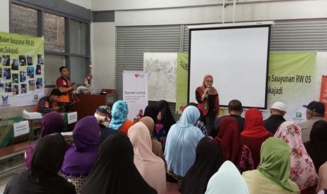 Program Ramah Lansia digelar di area gedung SMA PGRI 1, RW 05 Kelurahan Sukagalih, Kecamatan Sukajadi, Kota Bandung.