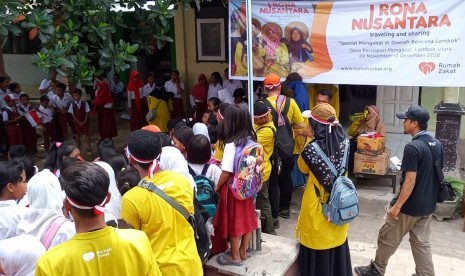 Program Rona Nusantara dari Rumah Zakat melaksanakan kegiatan di sekolah  darurat Rumah Zakat yang ada di daerah bencana di Lombok. 