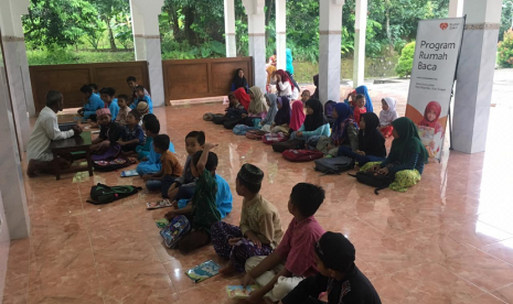 Program Rumah Baca Rumah Zakat disambut antusias anak-anak yang ingin belajar.