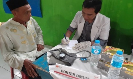 Program siaga sehat Mobil Klinik Wuling Motor dan Rumah Zakat untuk yang keempat kalinya kembali dilaksanakan di Kampung Cibeureum, RT 07 RW 05, Desa Sukawening Kecamatan Dramaga, Kabupaten Bogor, Kamis (27/2).