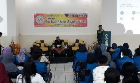 Program Studi Manajemen Informatika AMIK BSI Bogor menggelar seminar cyber security.