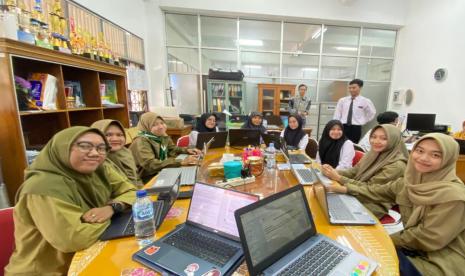 Program Studi Pendidikan Guru Sekolah Dasar (PGSD) Fakultas Keguruan dan Ilmu Pendidikan (FKIP) Universitas Muhammadiyah Surakarta (UMS) capai Peringkat 1 Science and Technology Index (SINTA) seluruh Prodi PGSD di Indonesia dalam tiga tahun terakhir. Capaian tersebut sesuai dengan karakter CAKAP dalam FKIP yaitu Cerdas, Amanah, Kompeten, Andal, dan Pembaharu.