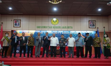 Program Studi Pendidikan Masyarakat, Fakultas Ilmu Pendidikan Universitas Negeri Jakarta (Prodi Penmas FIP UNJ) menyelenggarakan seminar internasional dengan topik The Capstone of Collaboration and Innovation to Empowerment for All People. Selain seminar internasional, pada acara ini juga dilangsungkan acara Musyawarah Nasional (Munas) Himpunan Akademisi dan Prodi Pendidikan Masyarakat Indonesia (Hapenmasi) dan pembahasan AD/ART serta pembentukan pengurus Hapenmasi.   Hapenmasi hadir untuk memperkuat organisasi profesi yang sudah dibentuk terlebih dahulu yaitu Asosiasi Pendidikan Masyarakat Indonesia (Apenmasi). Acara ini diselenggarakan pada 14-16 Juni 2022 dan diselenggarakan secara luring di Aula Brigjen Latief UNJ dan daring melalui Zoom.