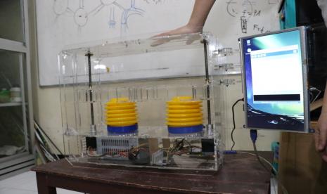 Program Studi (Prodi) Fisika Fakultas Matematika dan Ilmu Pengetahuan Alam (FMIPA) Universitas Sebelas Maret (UNS) Solo menciptakan ventilator yang didesain khusus untuk membantu pernafasan pasien Covid-19. 