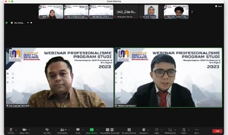 Program Studi (prodi) Manajemen dan Bisnis Digital Fakultas Ekonomi & Bisnis (FEB) Universitas Nusa Mandiri (UNM) Kembali mengadakan kegiatan webinar dengan tema Profesionalisme Program Studi: Mempersiapkan SDM Profesional Di Era Digital pada Rabu 15 November 2023.  Dengan menghadirkan narasumber Edy Supriyadi, Relationship Funding Head-Distribution 7 Bali Nusra-Bank Mandiri Taspen.