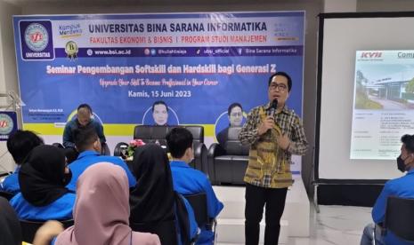 Program Studi (Prodi) Manajemen Fakultas Ekonomi dan Bisnis Kampus Digital Kreatif Universitas BSI (Bina Sarana Informatika) sukses menggelar seminar Pengembangan Soft Skill dan Hard Skill bagi Generasi Z, Kamis (15/6/2023).