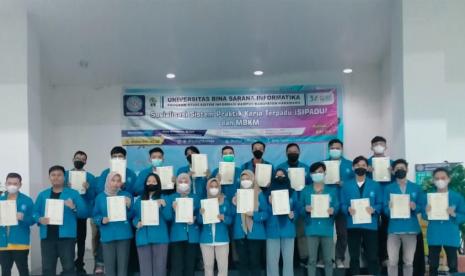 Program Studi (Prodi) Sistem Informasi Universitas Bina Sarana Informatika (BSI) kampus Karawang menyosialisasikan Sistem Praktik Kerja Terpadu (Sipadu) dan penyerahan sertifikat kompetensi bidang programmer.