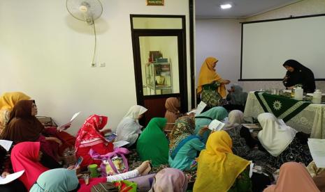 Program Studi Teknik Kimia dan Teknik Industri Fakultas Teknik Universitas Muhammadiyah Jakarta (FT UMJ) berkolaborasi dengan Pimpinan Daerah Aisyiyah (PDA) Jakarta Utara berkolaborasi mengadakan kegiatan Pengabdian kepada Masyarakat (Pengmas) bertema Upaya Pemberdayaan Perempuan Melalui Keterampilan Produk Sabun dan Desain Kemasan serta Penentuan Harga Pokok Penjualan, di Jakarta Utara, Rabu (15/5/24). 