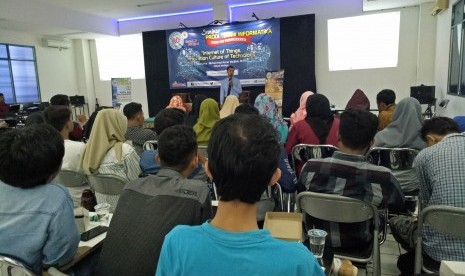 Program Studi Teknologi Informasi AMIK BSI Purwokerto menggelar seminar teknologi bertemakan IoT.   