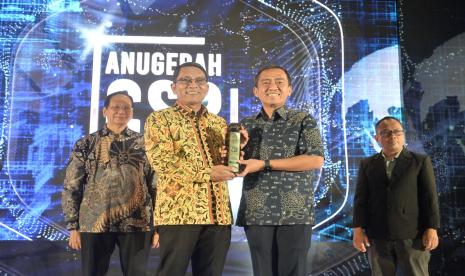 Program Tanggung Jawab Sosial dan Lingkungan (TJSL) Desa Energi Berdikari Pertamina mendapatkan penghargaan kategori lingkungan dalam ajang Republika Anugerah CSR 2023. Penghargaan diberikan oleh Sekretaris Jenderal Kementerian ESDM Dadan Kusdiana dan Direktur Republika Nur Hasan Murtiaji kepasa Corporate Secretary Pertamina Brahmantya S. Poerwadi di Ballroom Hotel JS Luwansa (28/10). 