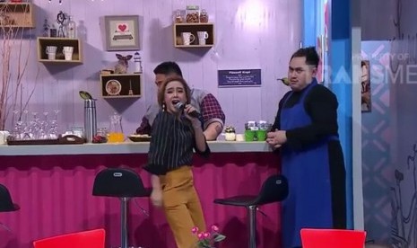 Program tayangan Brownis yang ditayangkan di Trans TV. KPI minta host dan talent gemulai di Brownis dicopot agar berpenampilan laki-laki.