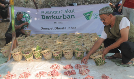 Program Tebar Hewan Kurban Dompet Dhuafa membagikan daging kurban untuk para penerima manfaat.