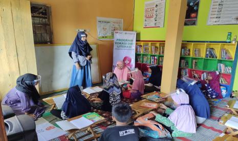 Program Vokasi dan Literasi belum lama berjalan, namun salah satu kegiatannya yaitu rumah belajar “ anak juara” sudah berhasil menunjukkan peningkatan yang cukup bagus. Rumah Belajar yang disupport oleh UPZ PermataBank Syariah dan Rumah Zakat yang ada di Desa Manggungsari, Kecamatan Weleri, Kabupaten Kendal mulai dirasakan manfaatnya.