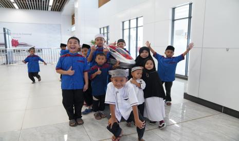 Program Whoosh Experience mengajak para guru, pelajar, dan anak yatim merasakan naik kereta cepat sejak 3 Oktober 2023.