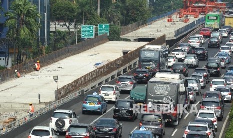 Progres pembangunan flyover di ruas simpang jalan Gatot Subroto Prof Saharjo di kawasan Pancoran, Jakarta, Selasa (19/9).