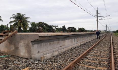 Progres reaktivasi stasiun Pondok Rajeg, Cilodong, Kota Depok, Jawa Barat, Jumat (3/2/2023). 