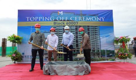 Project Director Meikarta Roberto Gill Ruiz (kiri ke kanan), Head of Design Meikarta Raymond, GM CSCEC for Indonesia Mr Ukun, dan Vice GM CSCEC Mr Chang Hua secara simbolis melakukan seremoni penutupan atap.