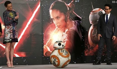 Promo Star Wars terbaru sudah dimulai di berbagai pelosok dunia, tampak sutradara JJ Abrams (kanan) di Jepang saat mengenalkan film terbarunya. Tiga aktor Indonesia ikut ambil bagian dalam film yang dinanti-nanti ini.