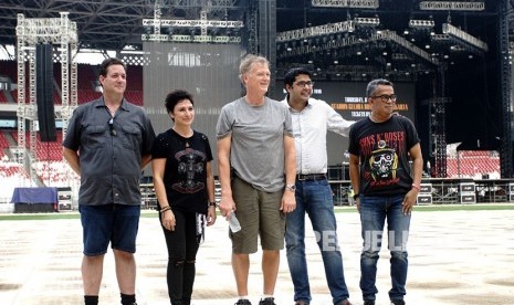 Promotor Samantaha Tzovolos (kedua kiri), CEO Book My Show Sudhir Syal (kedua kanan), Promotor Representatif Adib Hidayat (kanan), berfoto bersama usai memberi keterangan pers tentang konser grup band Guns N Roses (GNR), di stadion GBK, Jakarta, Selasa (6/11/2018).