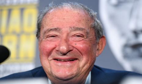 Promotor tinju, Bob Arum, mengkritik Presiden UFC, Dana White, yang tetap berencana menggelar pertarungan UFC 249 di tengah situasi wabah virus corona.