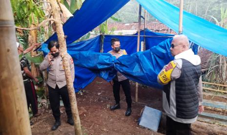 Polisi bersiap melakukan autopsi jasad siswa SMPN 1 Ciambar, yang sebelumnya dikabarkan tenggelam dan meninggal, di tempat permakaman wilayah Kecamatan Ciambar, Kabupaten Sukabumi, Selasa (25/7/2023).