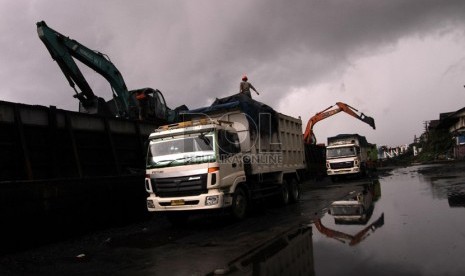 Proses bongkar muat batu bara dari kapal ke truk pengangkut di Pelabuhan Tanjung Priok, Jakarta Utara, Ahad (12/1).  (Republika/Adhi Wicaksono)